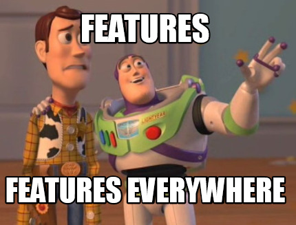 Mem z Chudym i Buzzem Astralem z „Toy Story” i podpisem „features, features everywhere”